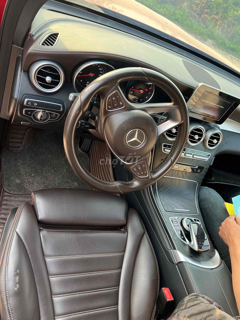 Mercedes-Benz GLC 300 4Matic 2017 Đỏ. Mua bán Ô tô tại Quận Tây Hồ Hà Nội được đăng bởi Lưu Phương Namm hình 4