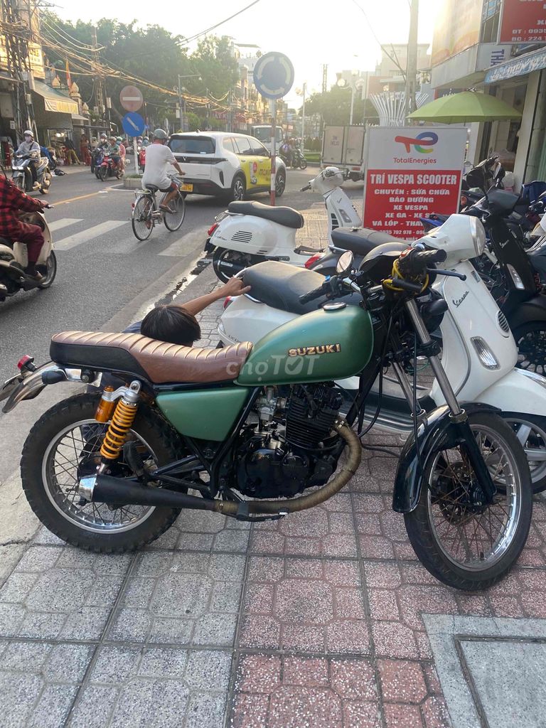 Гонки для кафе Suzuki GN125 с зеленым мхом
