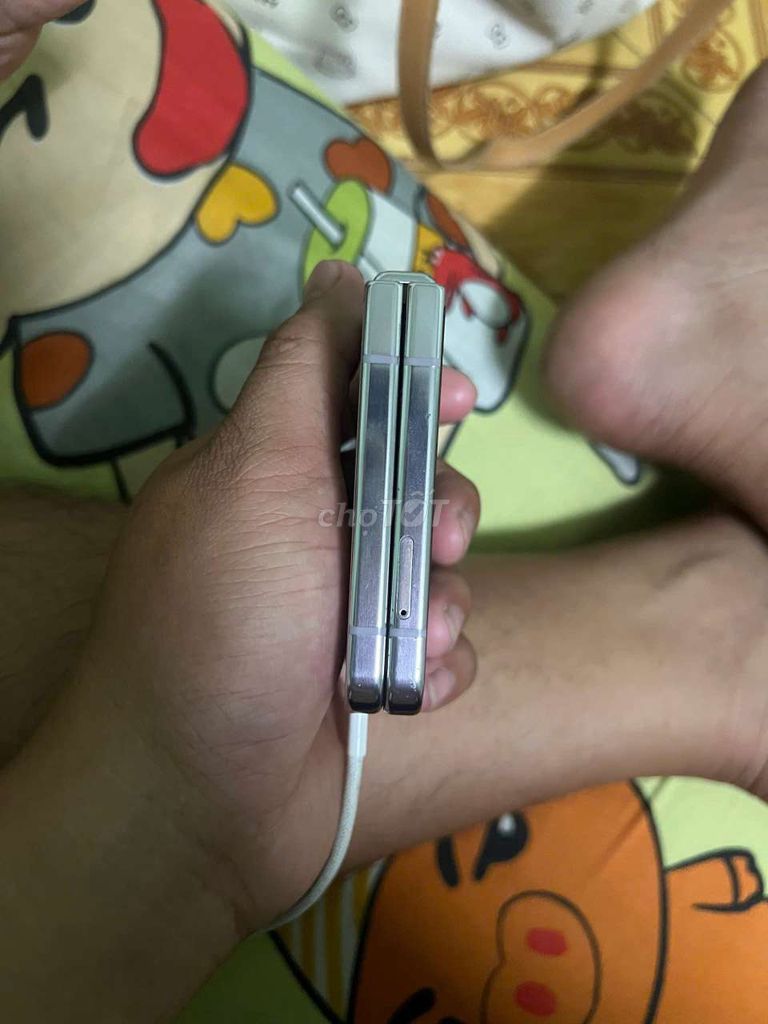 Samsung Z Flip 5 512GB Bạc Like New. Mua bán Điện thoại tại Huyện Chợ Gạo Tiền Giang được đăng bởi bé táo hình 1