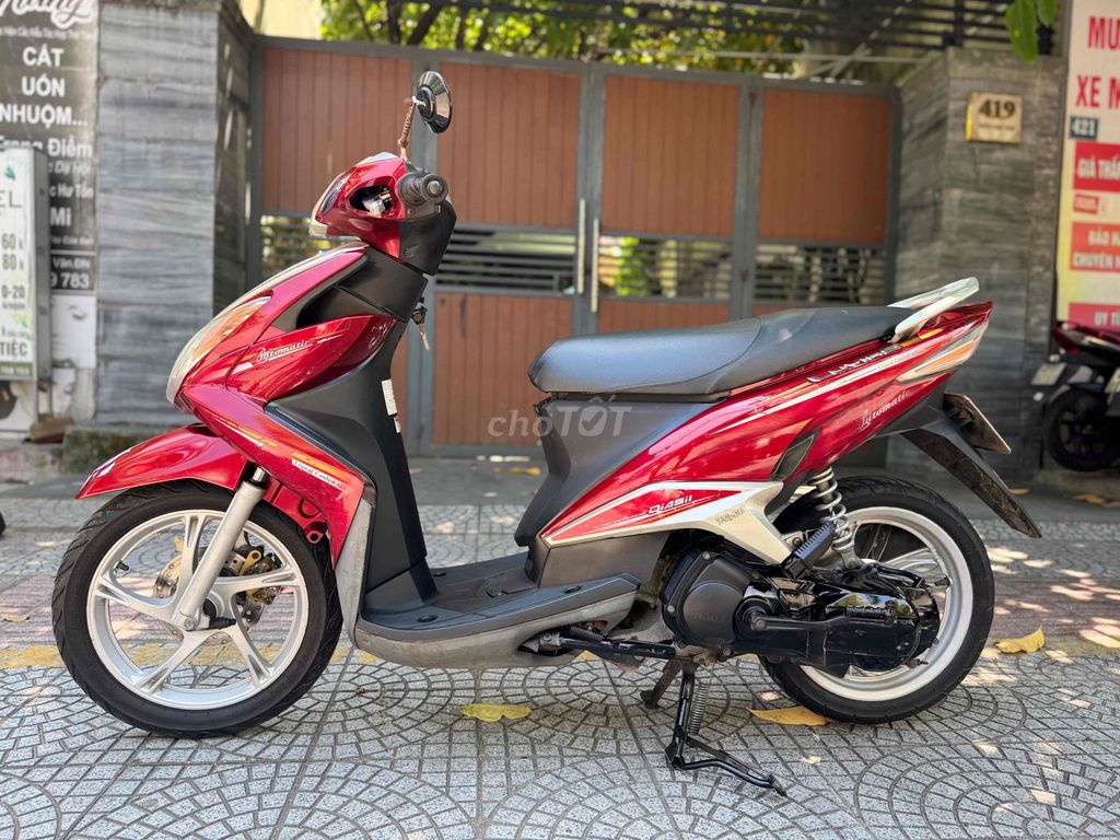 Красный скутер Yamaha Luvias