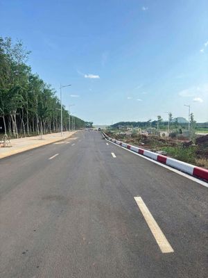 đất gần tượng đài Long Khánh