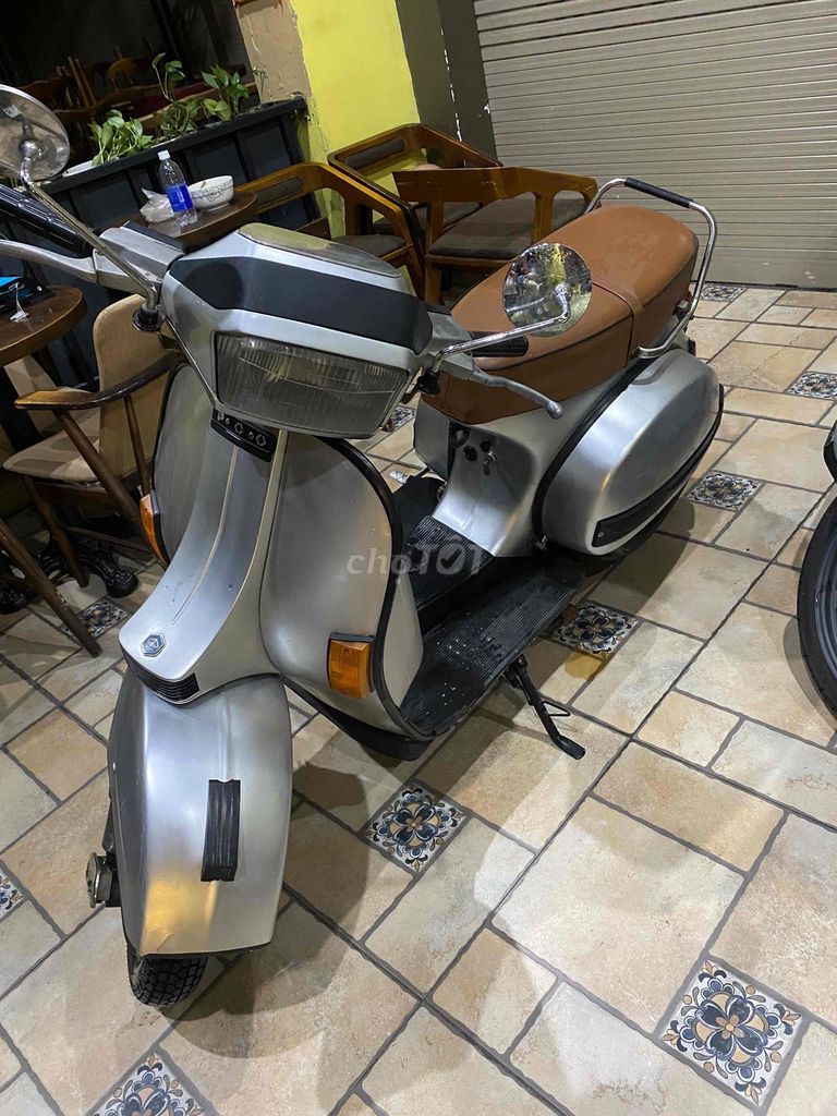 Серебристый Piaggio Vespa