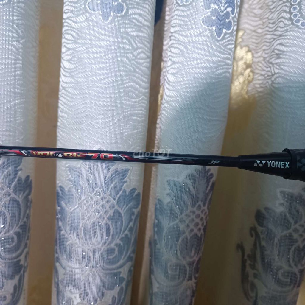 Em cần bán Vợt cầu lông yonex voltric 70 bản 3u