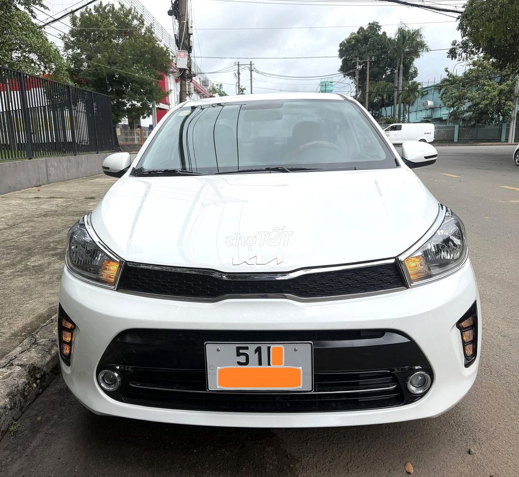 Женский автомобиль KIA SOLUTO 2023 белый 1.4MT с цинковым колесом