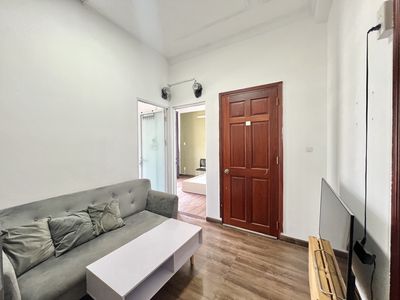 Cho thuê Căn hộ 2 Phòng Ngủ - Ban Công - 60m2 - gần Bờ kè - Quận 3 