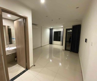 căn studio nhà trống có rèm/ cọc 2
