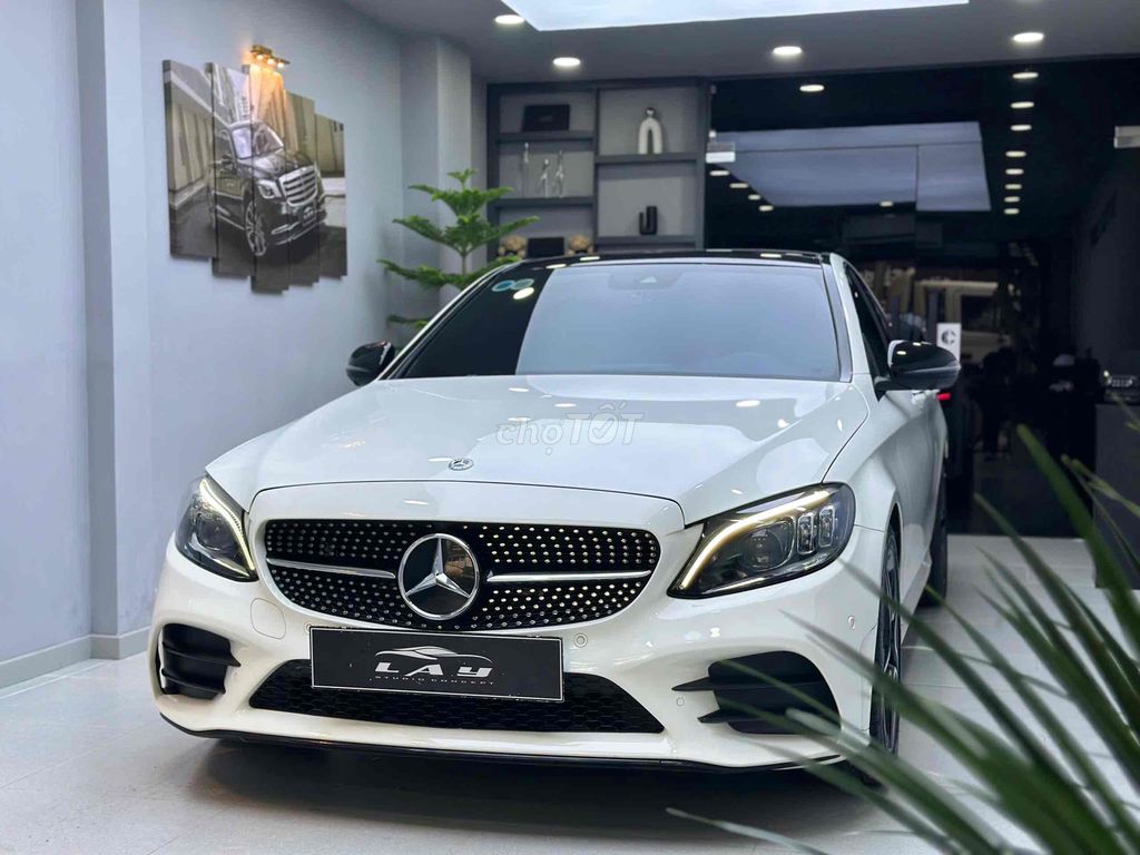 Mercedes Benz 2019 C 300 AMG Trắng Nội Thất Đen