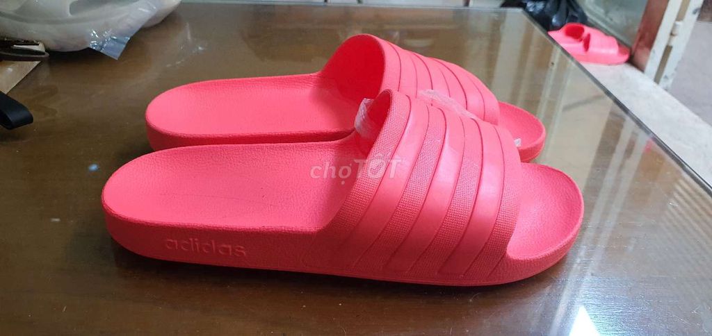 TẶNG ĐÔI ADIDAS ADILETTE SIZE 42-43