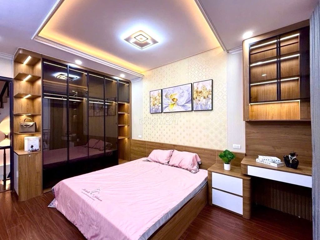 Продается дом площадью 34 м², Динь Конг Тхуонг, 5 этажей, полностью меблированный