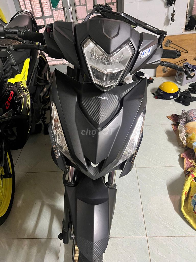 Winer v1 đen vàng đồng