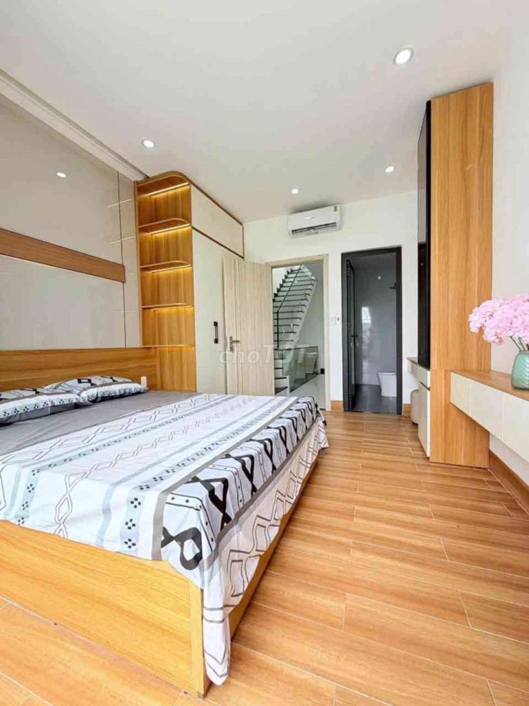 Дом 3 этажа, Хюинь Нгок Хюэ, просторный проход, 56м²