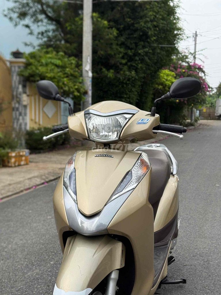 Honda Lead 2016 черно-желтая в отличном состоянии 98%