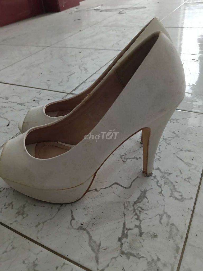 Pass lại Giày cao gót Vascara Nữ Da lộn Trắng kem. Mua bán Giày dép tại Quận 11 Tp Hồ Chí Minh được đăng bởi AHUIS hình 1