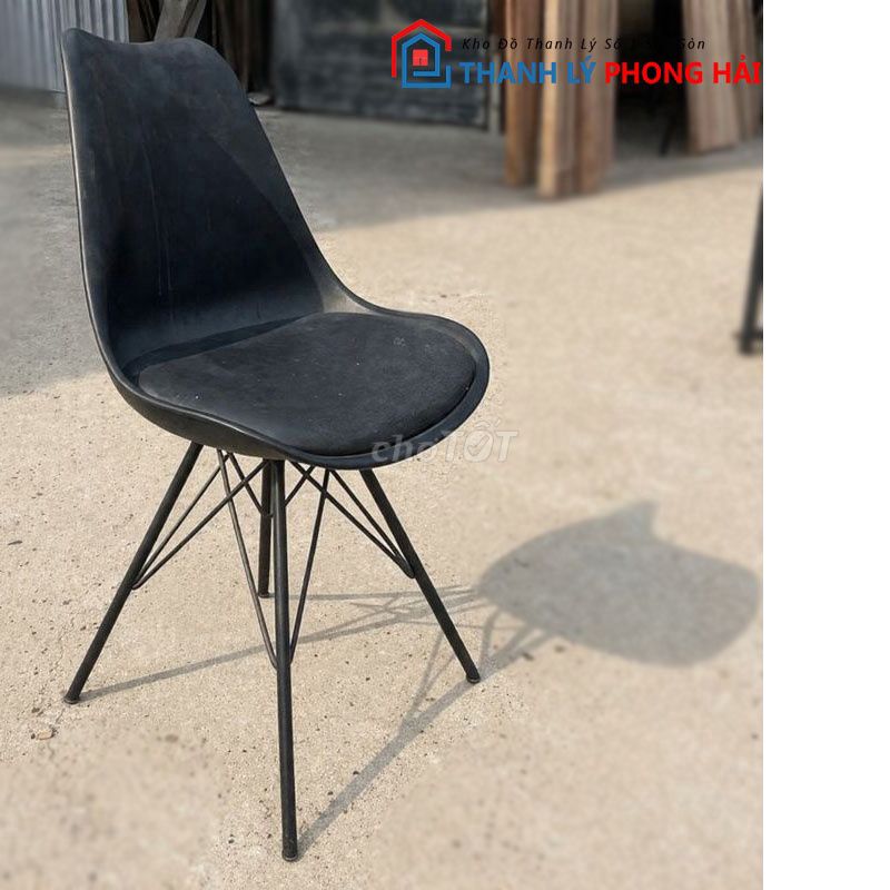 Ghế Eames Đen Nhựa Sắt Đã Sử Dụng Đẹp 90%. Mua bán Bàn ghế tại Quận 8 Tp Hồ Chí Minh được đăng bởi Tuyết Phong Hải  hình 1