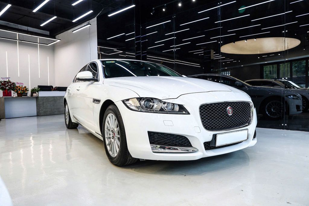 Jaguar XF Pure 2.0 AT 2017 - 1 Chủ Từ Đầu. Mua bán Ô tô tại Quận Tân Bình Tp Hồ Chí Minh được đăng bởi FatCar Auto hình 3