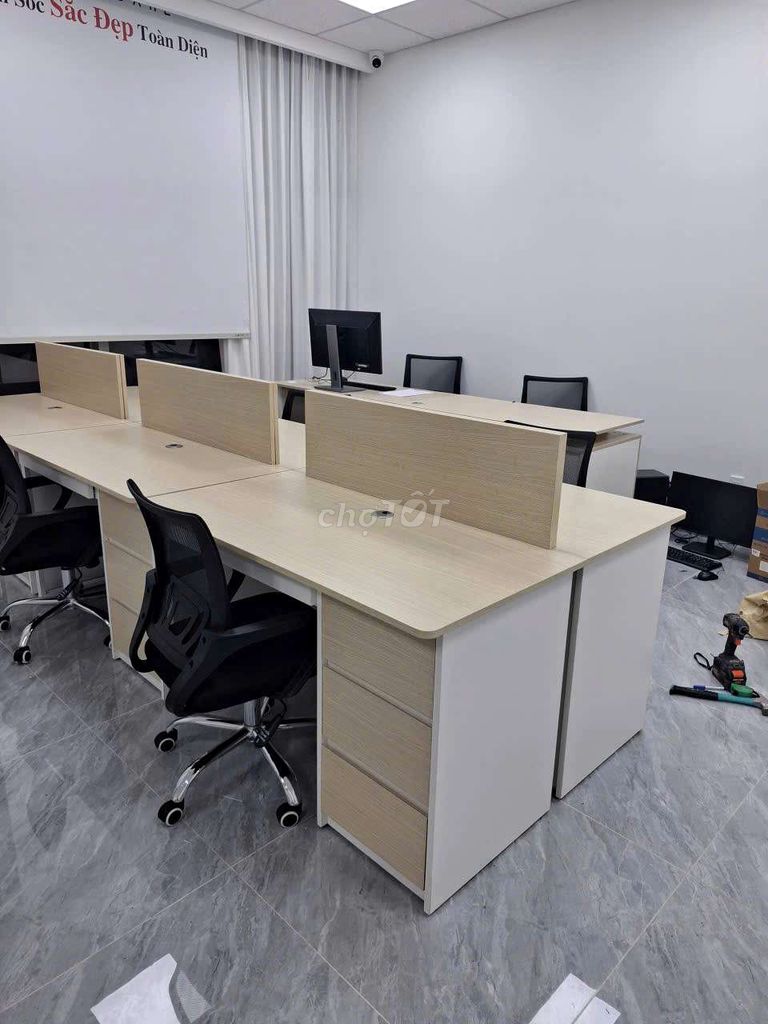 Bàn nhân viên có vách ngăn. Mua bán Bàn ghế tại Thành phố Thủ Đức Tp Hồ Chí Minh được đăng bởi Vân Decor hình 3
