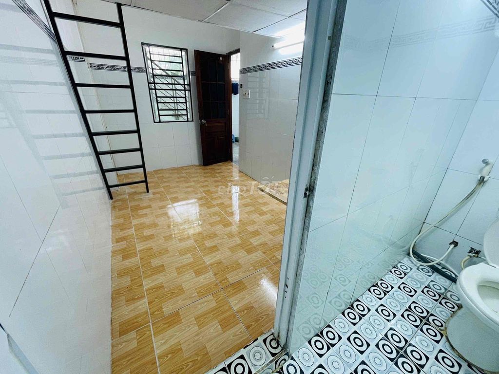 Phòng Cho Thuê Ngay Chợ Lê Văn Quới Có Gác Máy Lạnh Ban Công