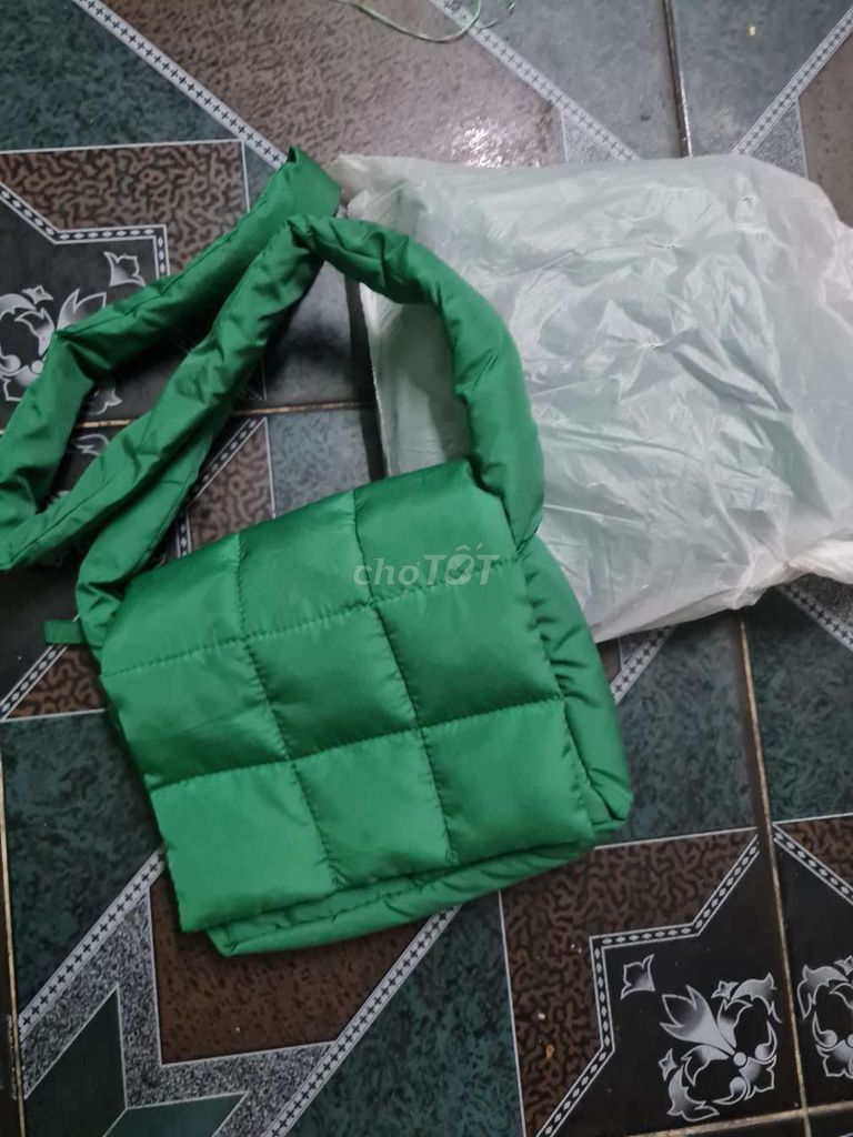 Túi đeo chéo Garnier chần bông mới chưa SD ạ. Mua bán Túi xách tại Quận 3 Tp Hồ Chí Minh được đăng bởi Sơn hình 1