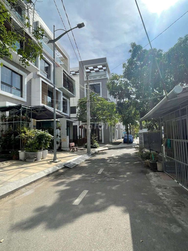 Nhà trung tâm bà rịa 5x18m, 1 trệt 3 lầu cách cđ dầu khí, sư phạm 200m