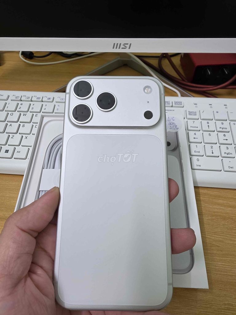 Apple iPhone 17 Promax 256GB Bạc Mới Kích 25-06-27. Mua bán Điện thoại tại Thành phố Vĩnh Long Vĩnh Long được đăng bởi Đại Dương hình 1