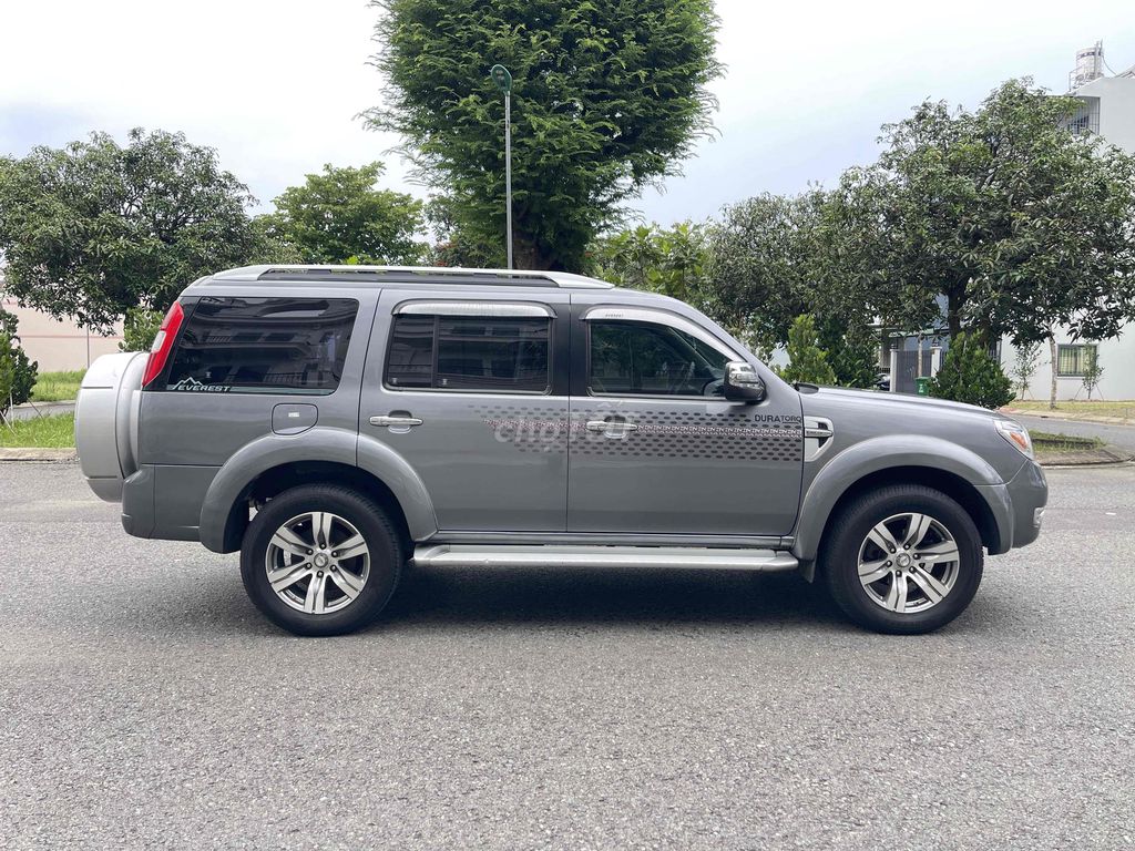Ford Everest 2011 Серый Автомат. 7-местная масляная машина.