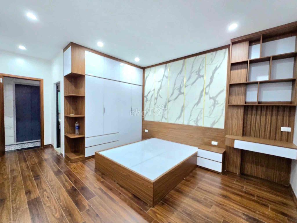 6 этажей с лифтом, центр Кау Giay, 30 м до дороги для автомобилей