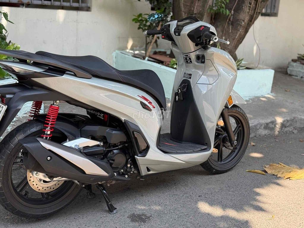 Хонда SH350i 2023, серая, владелец БСТП протяженностью 13 000 км