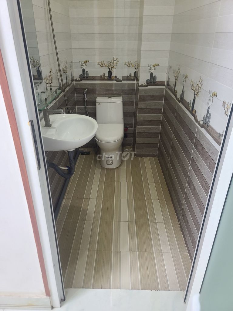 Nhà dt 4*12m,1lau,2pn,2wc,hẽm nhựa thông xe tải