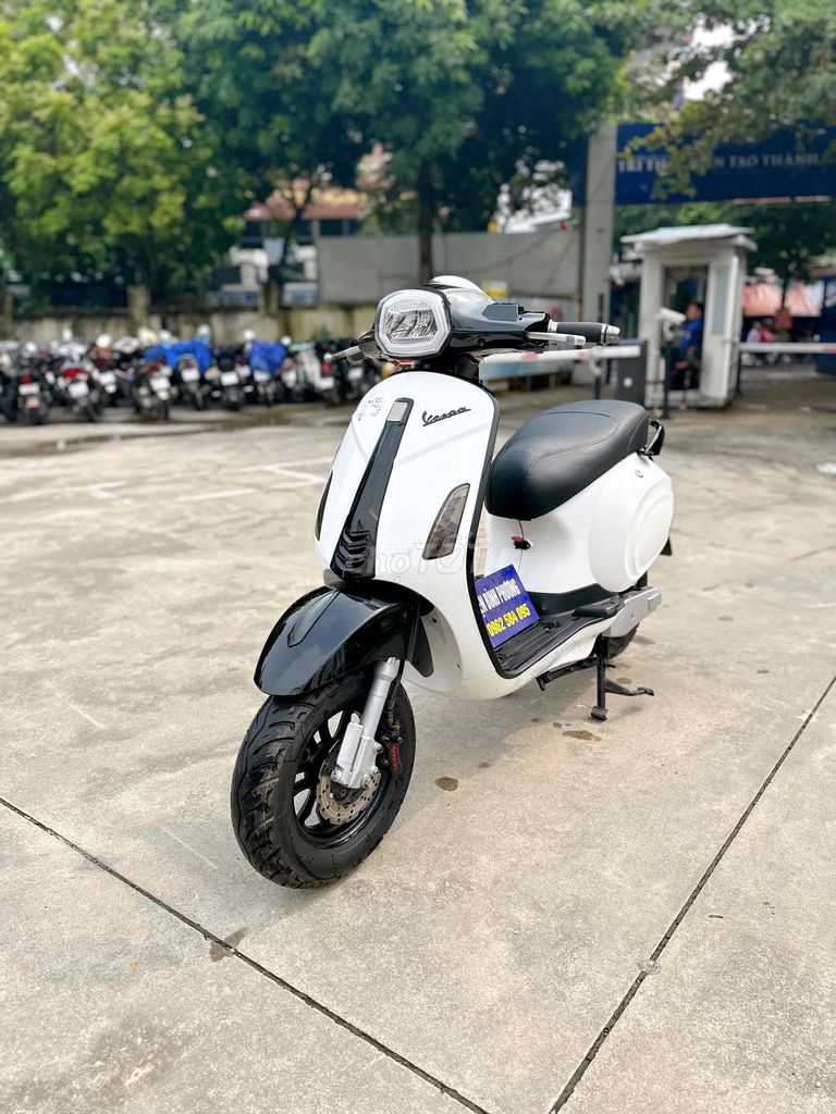 Электроскутер Vespa Черно-белый, аккумулятор 2026