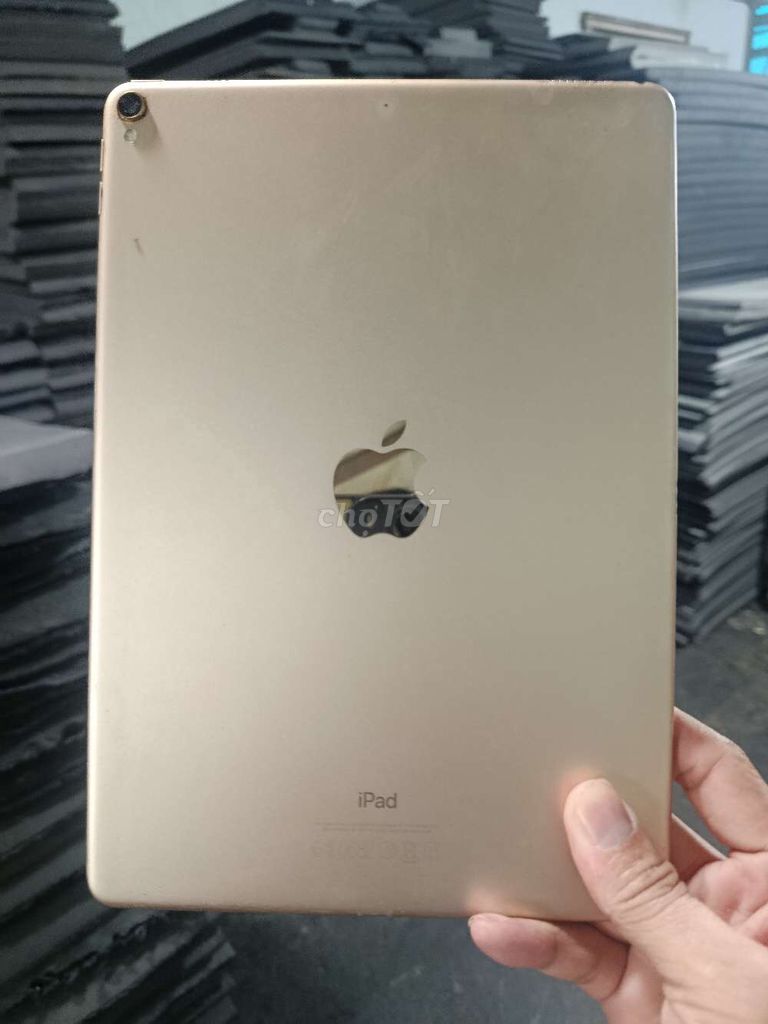 Apple iPad Pro 10.5 64GB Vàng. Mua bán Máy tính bảng tại Quận Tân Phú Tp Hồ Chí Minh được đăng bởi Lộc Bá hình 1