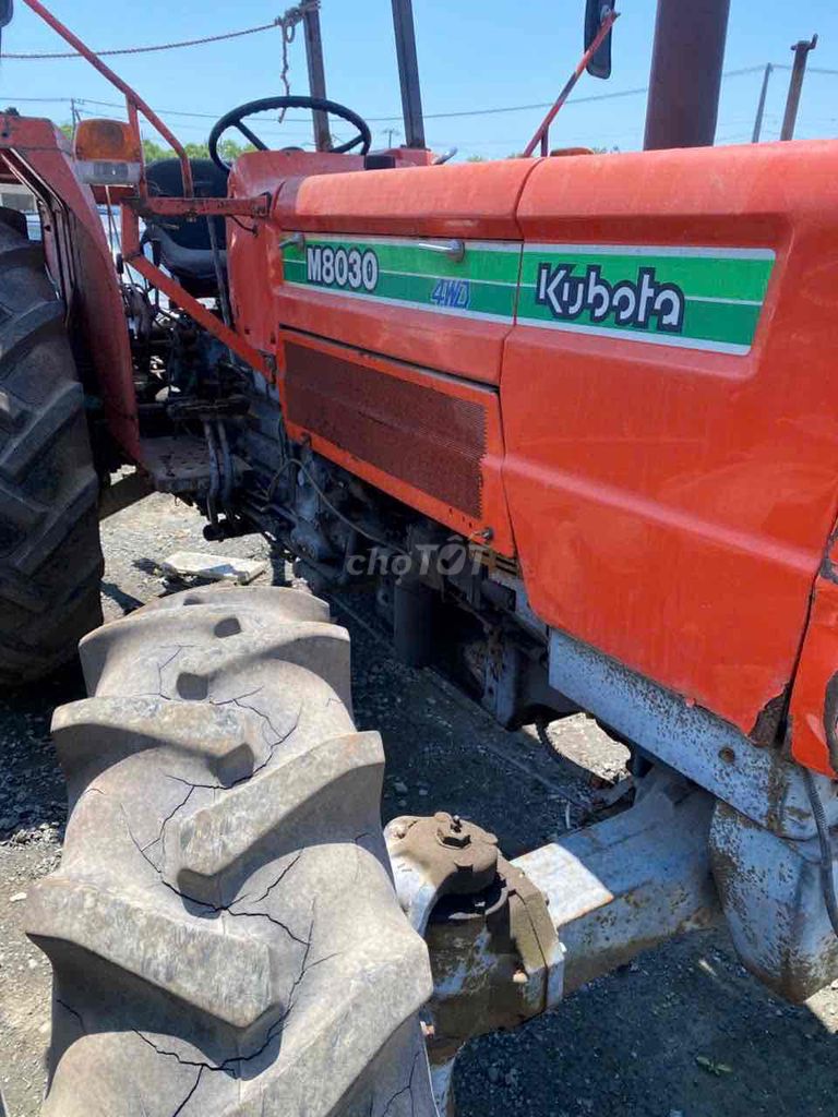 Máy kéo Kubota M8030 màu cam