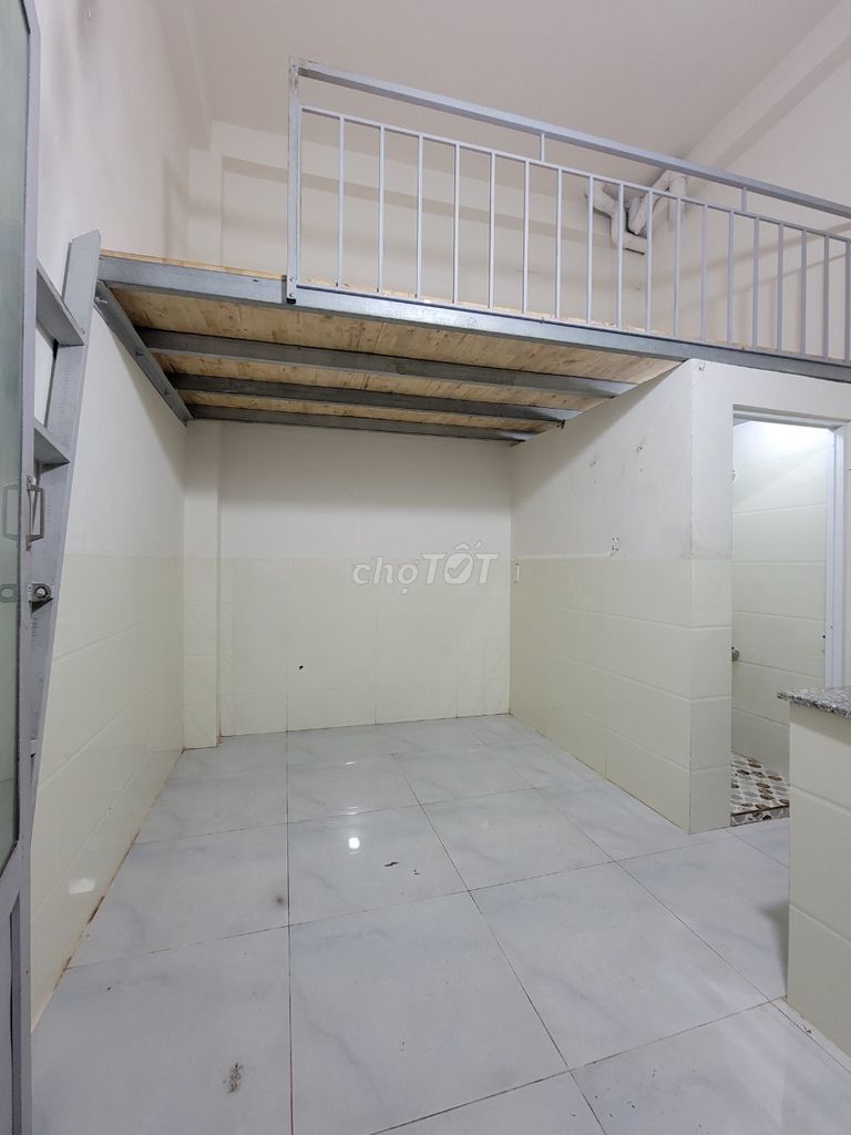 Phòng mới 20m2, có gác, giờ giấc tự đó, có thằng máy.