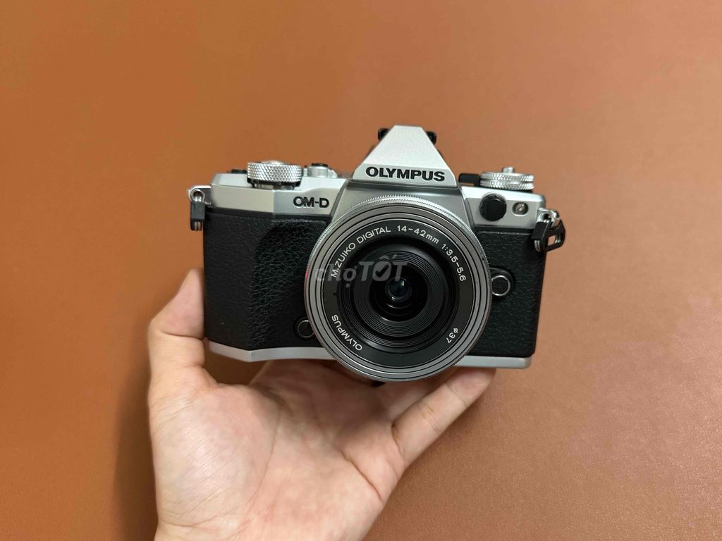 Olympus EM5ii kèm kit 14-42 EZ đẹp keng 4k shot