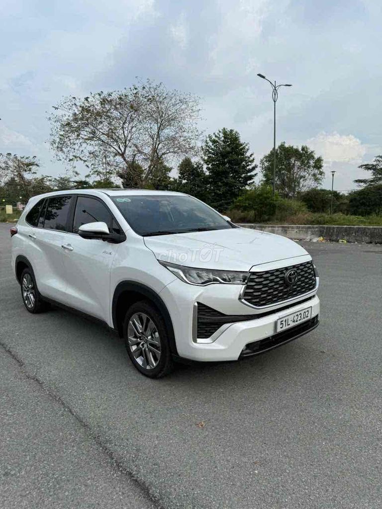 cần bán gấp toyota innova hybrid 2023, odo: 4000km