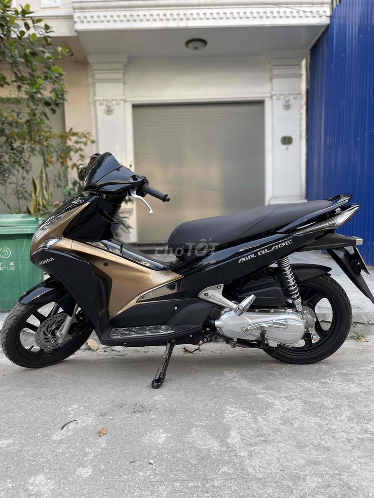 Honda Air Blade Đen Vàng đồng Đã sử dụng. Mua bán Xe máy tại Quận Hải An Hải Phòng được đăng bởi AN KHANG hình 1