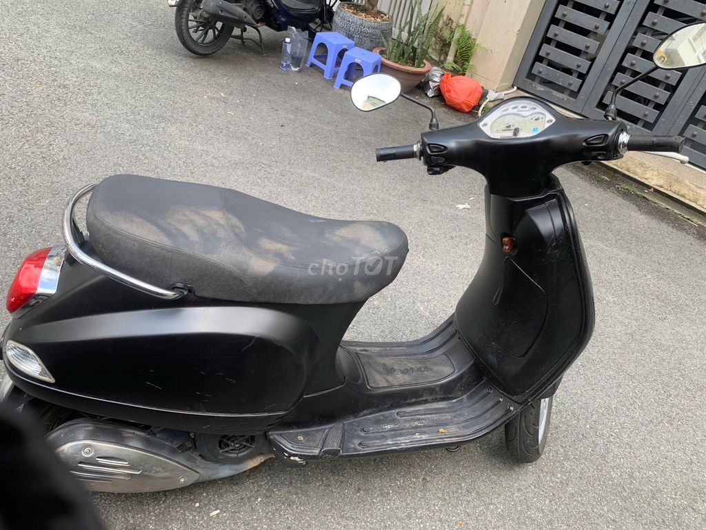 Черный скутер Vespa 125cc в хорошем состоянии, недорого