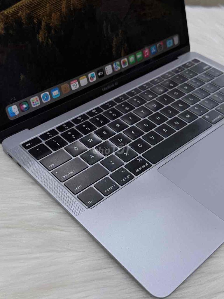 Macbook Air 2018 i5 8GB/128GB Gray đẹp 98 zin all. Mua bán Laptop tại Quận 5 Tp Hồ Chí Minh được đăng bởi Phan Thế Phong  hình 1