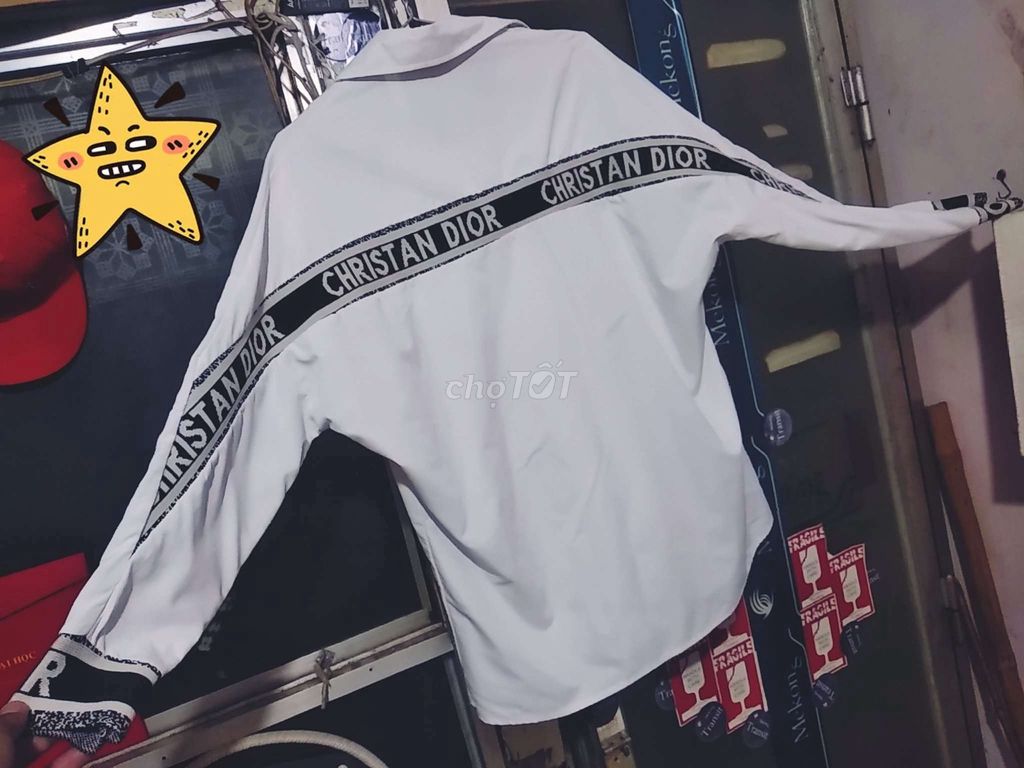 Sơ mi Christan Dior Lụa Trắng phối viền logo đẹp. Mua bán Quần áo tại Quận Ninh Kiều Cần Thơ được đăng bởi Shop Tứ Quí hình 1