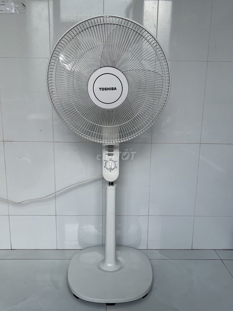 Quạt đứng Toshiba Trắng Mới 99%. Mua bán Quạt tại Quận Bình Thuỷ Cần Thơ được đăng bởi Công Danh hình 1
