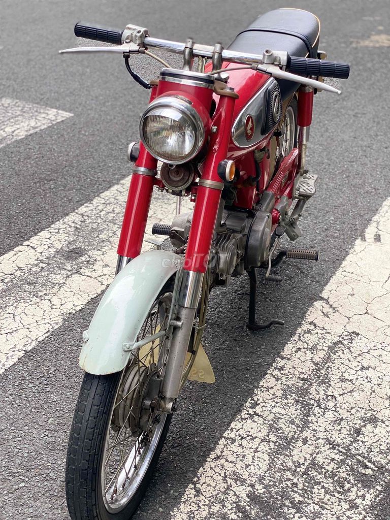 Honda 66 старый мотоцикл красного цвета