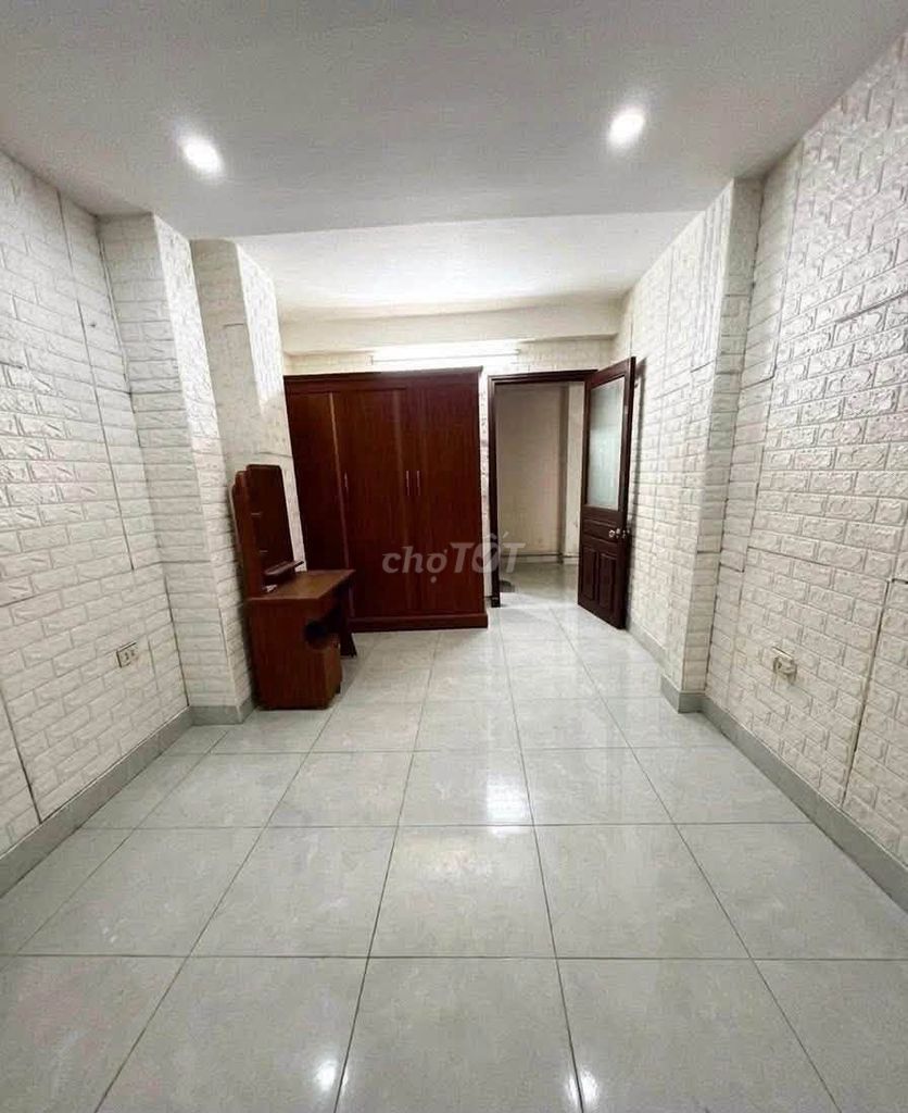 Квартира в коммунальном доме Маи Донг, Хоанг Май, 80 м², 2 переулка