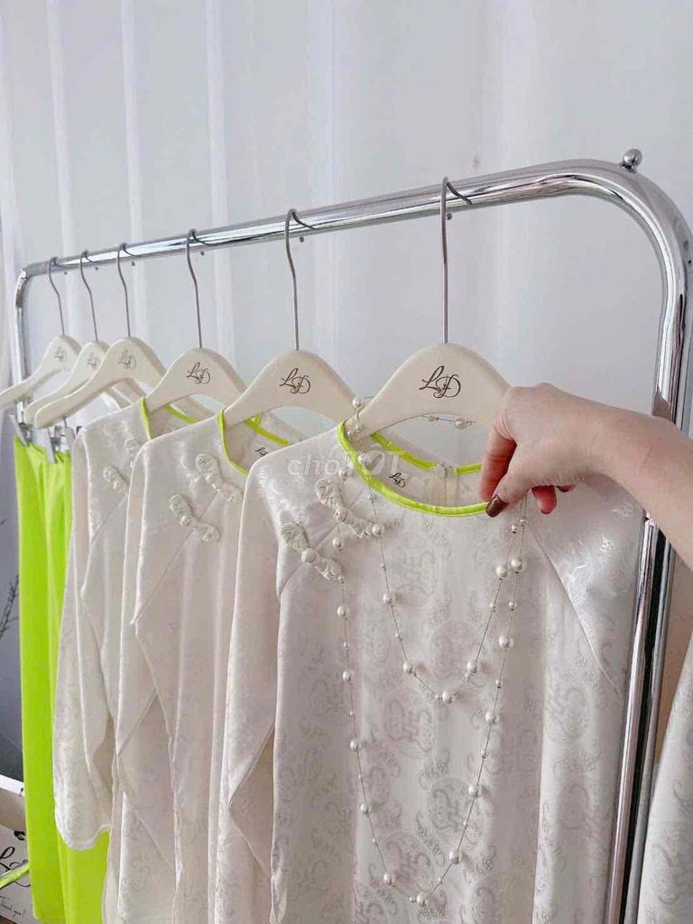 Áo dài gấm hoa. Mua bán Quần áo tại Quận 4 Tp Hồ Chí Minh được đăng bởi Tuyền hình 3