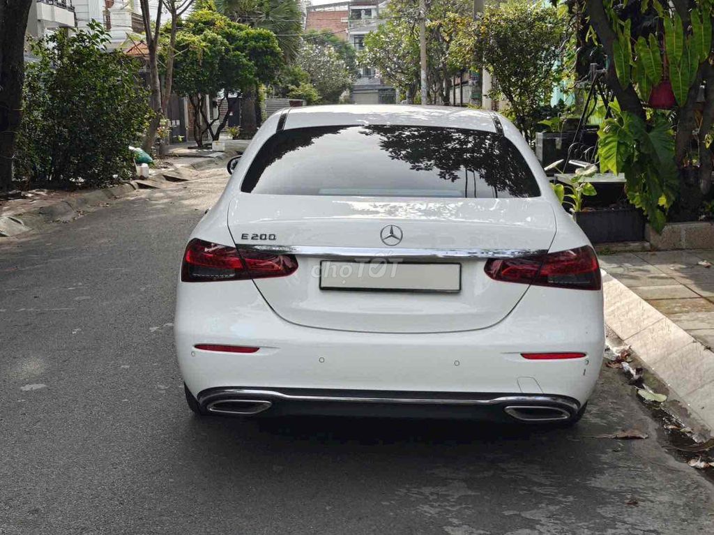 Mercedes E200 Exclusive ĐKLĐ 2025 Trắng/Nâu. Mua bán Ô tô tại Quận Bình Tân Tp Hồ Chí Minh được đăng bởi Thanh Nhã Xe Lướt Sài Gòn hình 4