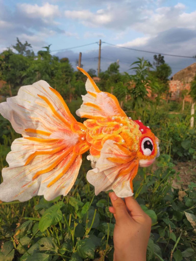 Lồng đèn cá làm bằng kẽm nhung