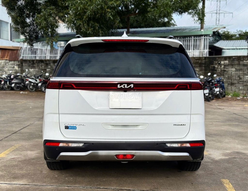 Kia Carnival Premium 2022 белый 67000 км