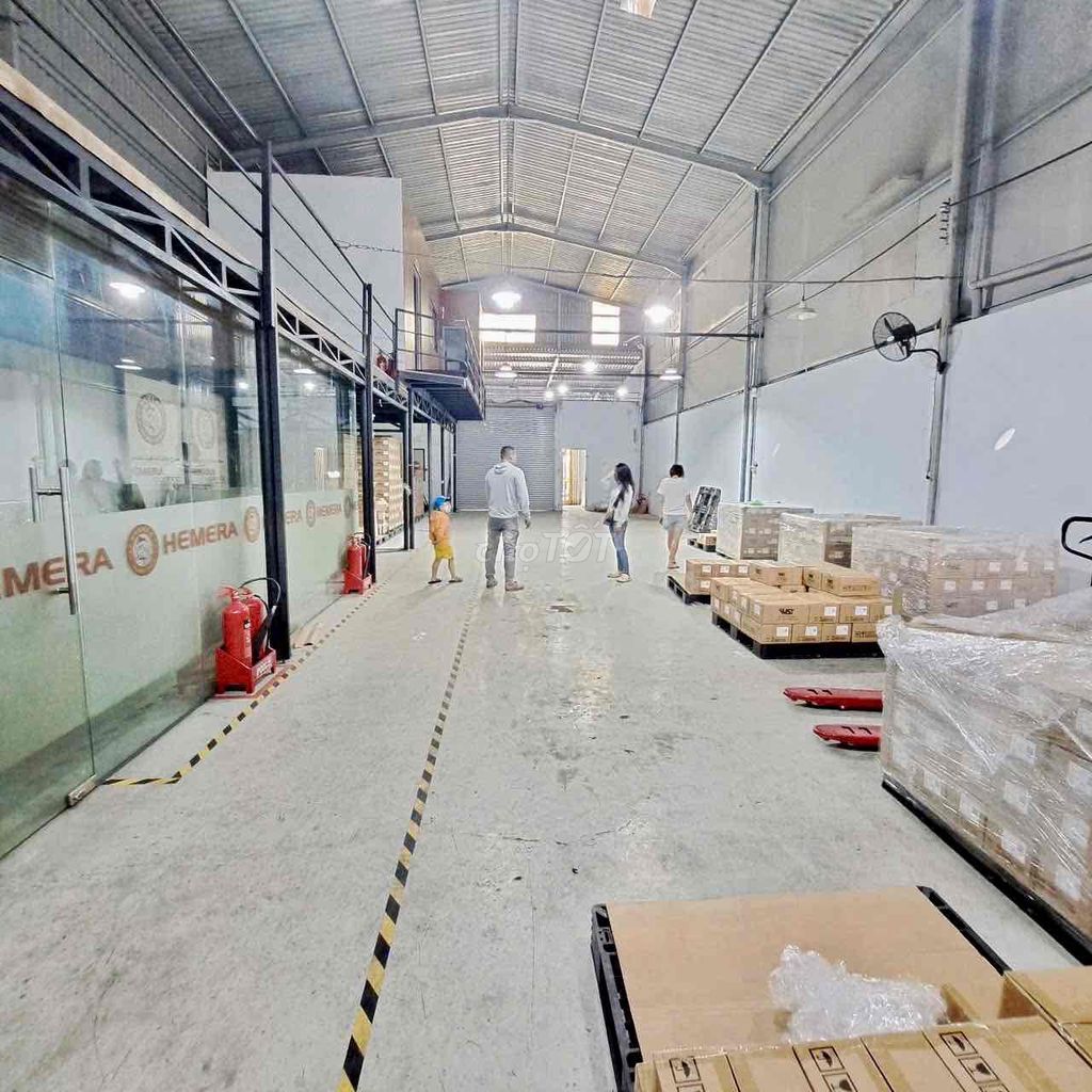 xưởng đẹp 450m2 văn phòng gác đường ao đôi container