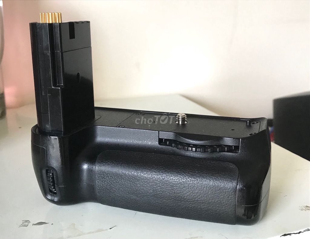 Nikon Battery Grip MB-D80 cho D80-D90 Chính hãng