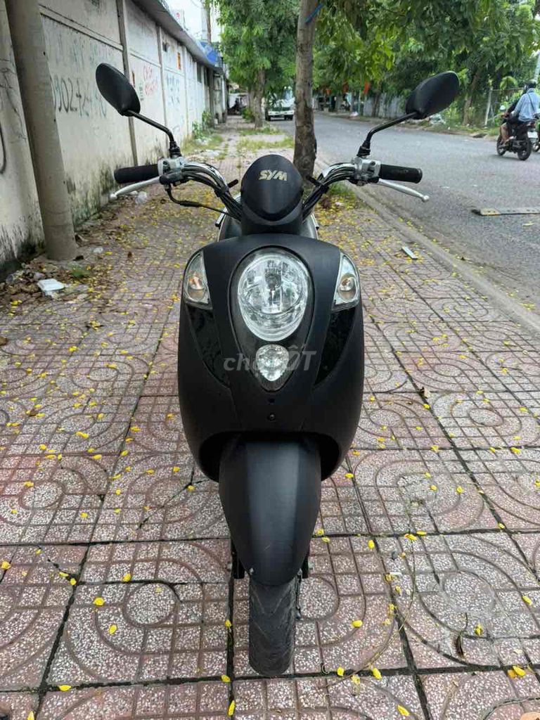 Черный скутер SYM Elite 50