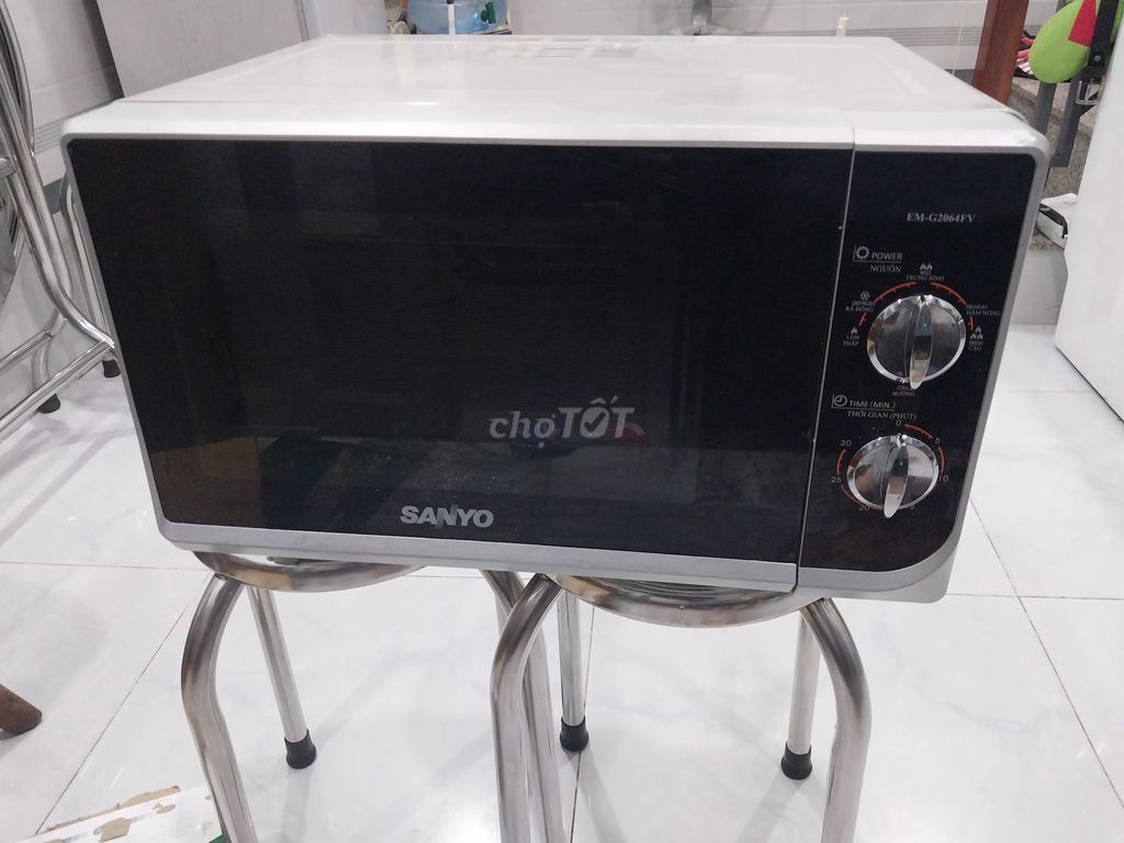 Bán Lò vi sóng SANYO 3D 23lit  qsd còn mới 90%