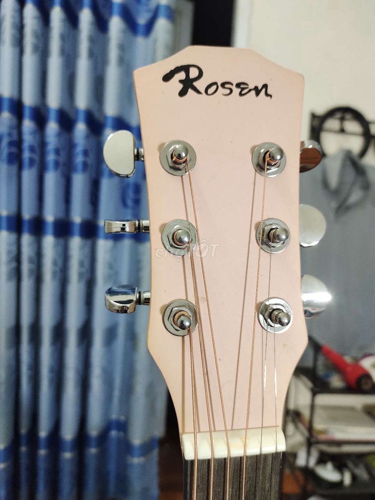 Đàn guitar rosen r135 lỗi màu .